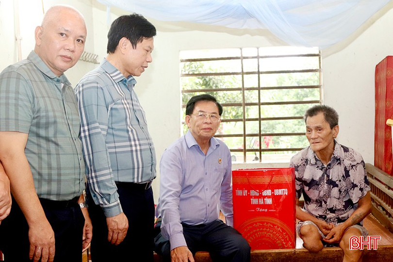 Đoàn thăm hỏi, tặng quà ông Nguyễn Ngọc Ninh (SN 1957, trú thôn 7, xã Đức Bồng).