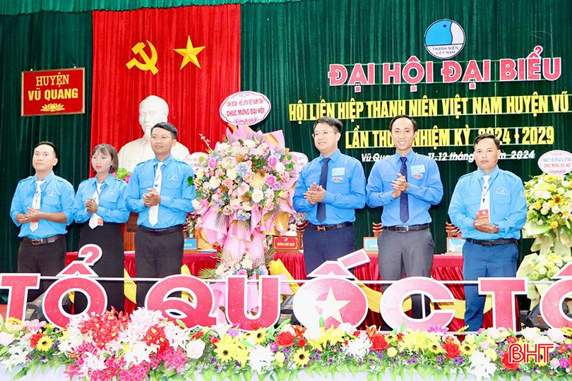 Tỉnh đoàn, Hội LHTN tỉnh tặng hoa chúc mừng đại hội.