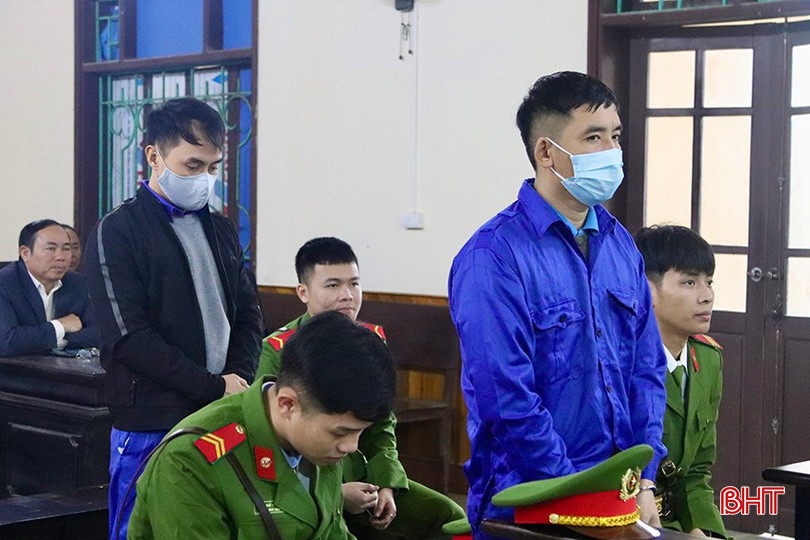 Các bị cáo trình bày trước toà.