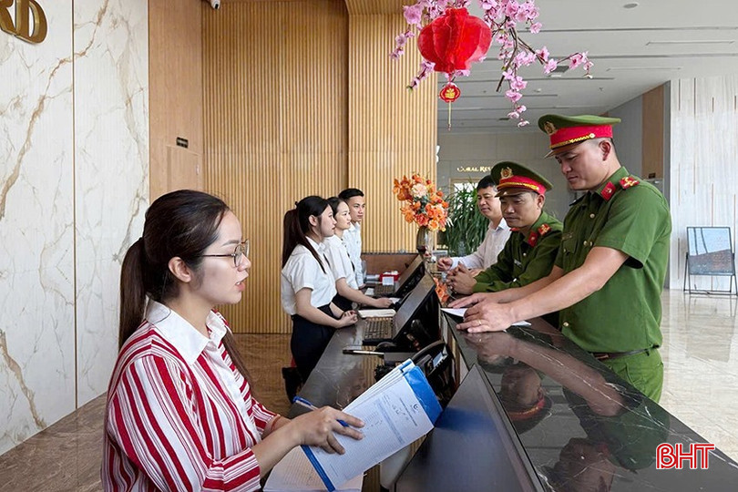 Công an thị trấn Thiên Cầm hướng dẫn các cơ sở kinh doanh dịch vụ lưu trú sử dụng thành thạo phần mềm khai báo lưu trú ASM.