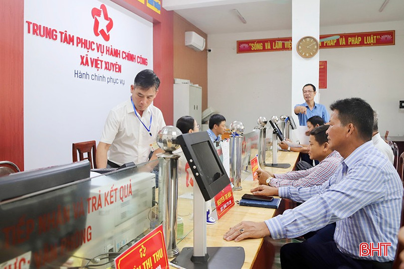 Cán bộ, công chức tại Trung tâm Phục vụ hành chính công xã Việt Xuyên nỗ lực giải quyết các thủ tục hành chính cho người dân trong dịp lễ.