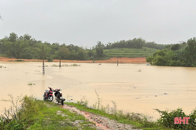 Đường vào thôn 4 (xã Đức Bồng) ngập sâu, khiến 3 hộ dân bị cô lập hoàn toàn.