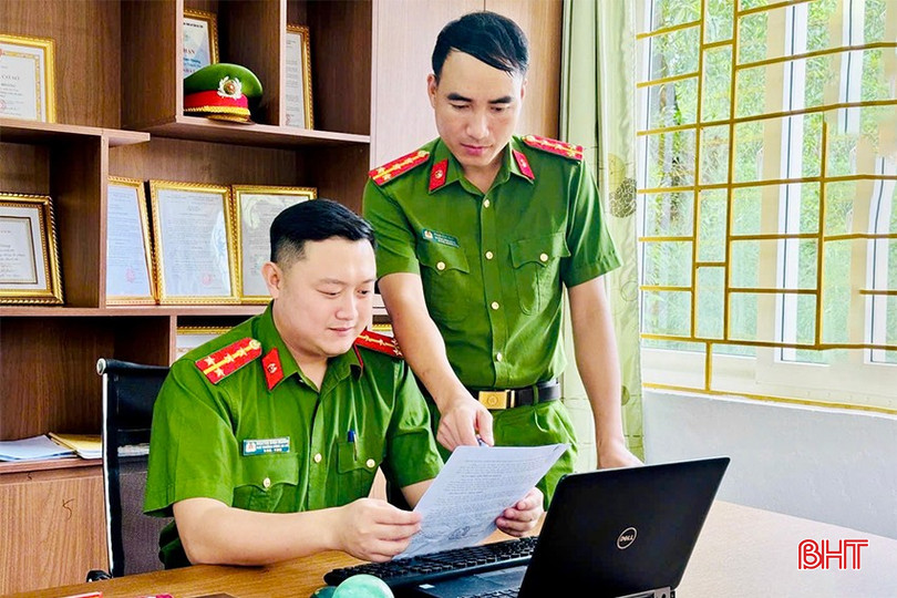 Công an xã Đồng Tiến nghiên cứu các văn bản quy phạm pháp luật.