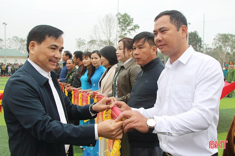 Đại hội TDTT xã Mai Hoa lần thứ I có 32 đội với hơn 650 vận động viên tham gia, tranh tài ở các nội dung: kéo co nam, kéo co nữ, bóng chuyền nam, bóng chuyền nữ, bóng đá nam, bóng hơi nữ, pickleball. Trong ảnh: Đại diện lãnh đạo xã Mai Hoa tặng cờ lưu niệm cho các đoàn vận động viên.