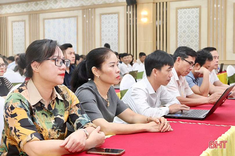 Đại biểu theo dõi hội nghị.