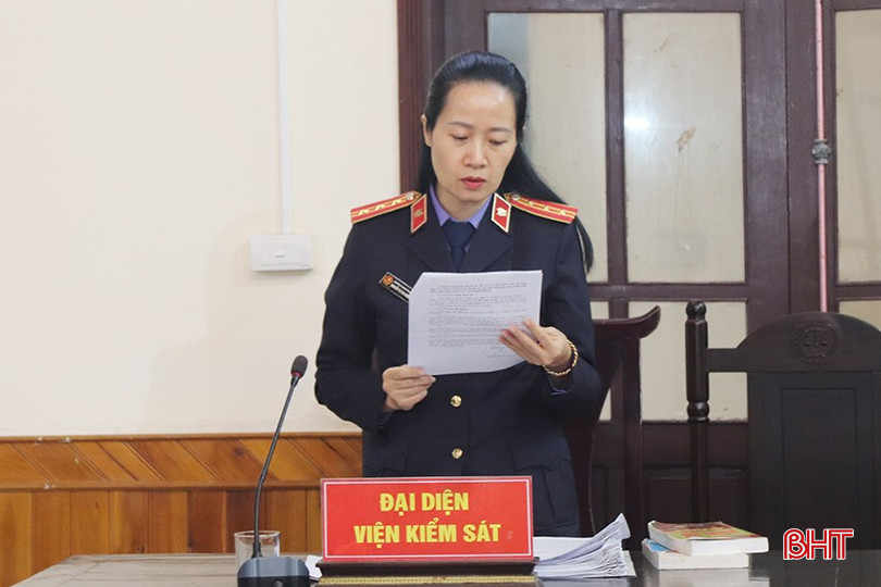 Đại diện Viện Kiểm sát nhân dân tỉnh công bố bản cáo trạng.