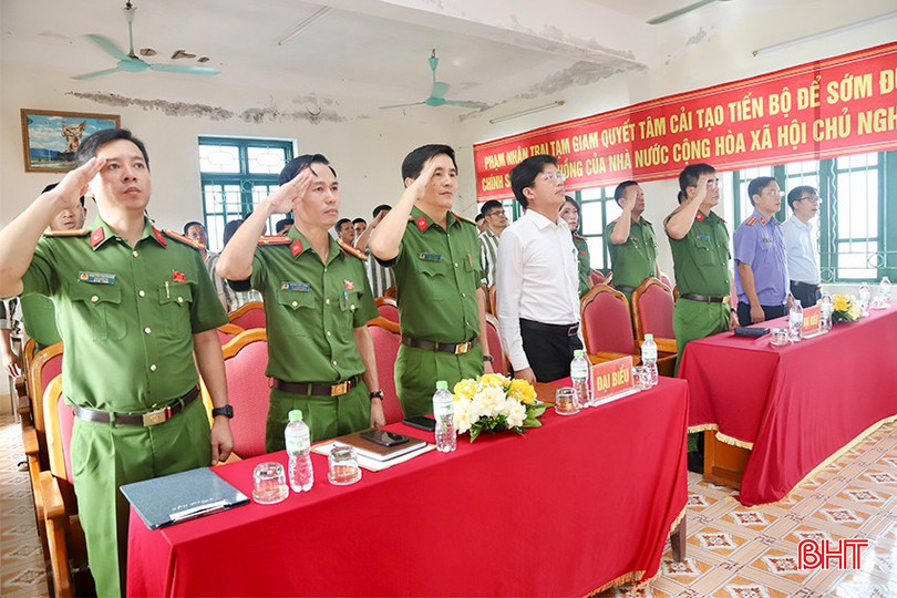 Trại Tạm giam Công an tỉnh Hà Tĩnh tổ chức lễ công bố quyết định đặc xá.