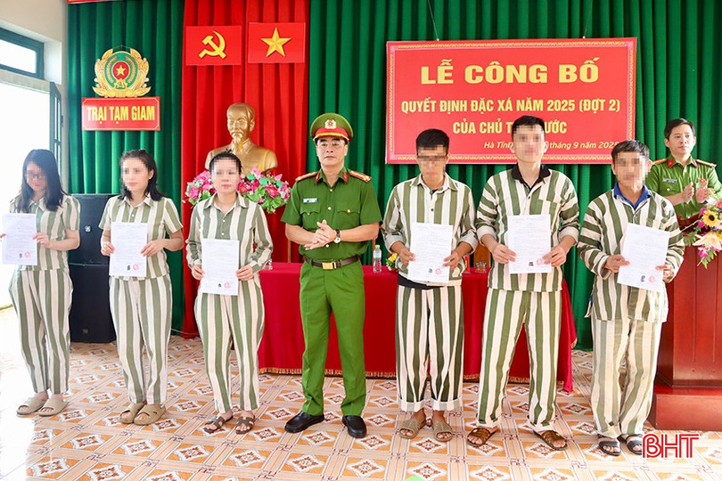 Đại tá Nguyễn Duy Đông - Phó Giám đốc Công an tỉnh trao quyết định đặc xá của Chủ tịch nước cho các phạm nhân.