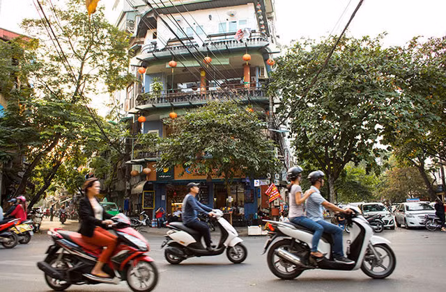 mot viet nam gian di ma da sac mau qua ong kinh cua du khach nuoc ngoai
