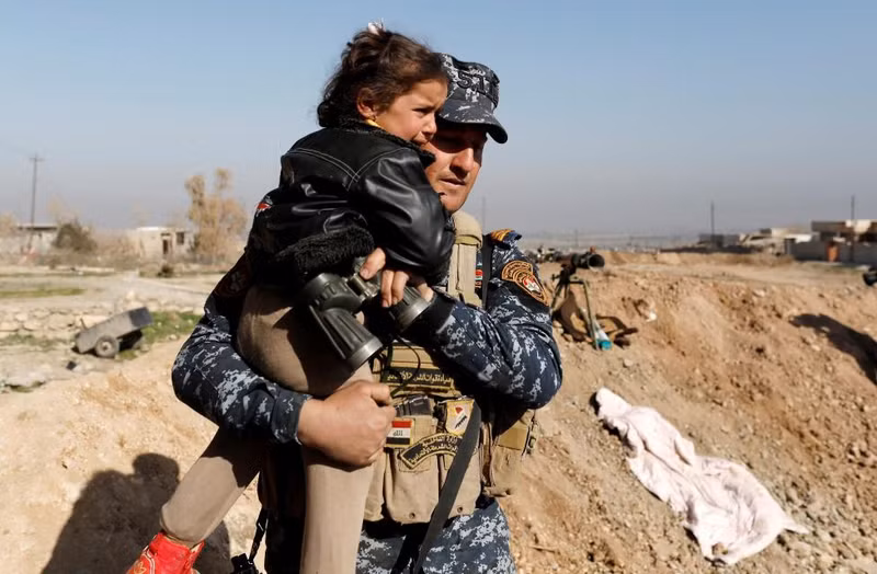 photo nguoi dan iraq bo nha cua thao chay khoi vung chien su