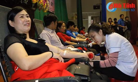 250 can bo doan vien loc ha tham gia hien mau tinh nguyen