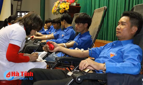 250 can bo doan vien loc ha tham gia hien mau tinh nguyen