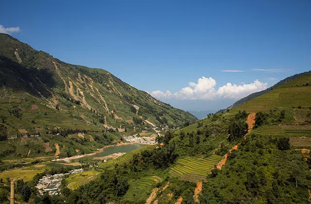 mot viet nam gian di ma da sac mau qua ong kinh cua du khach nuoc ngoai
