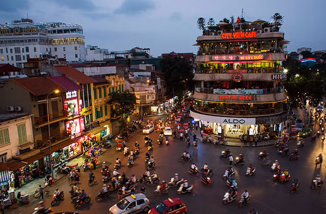 mot viet nam gian di ma da sac mau qua ong kinh cua du khach nuoc ngoai