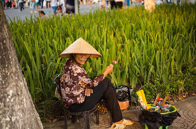 mot viet nam gian di ma da sac mau qua ong kinh cua du khach nuoc ngoai