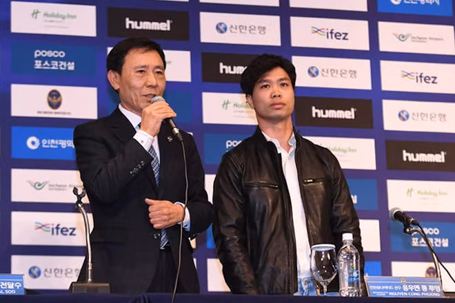 Công Phượng cười rạng rỡ trong ngày ra mắt Incheon tại Hàn Quốc