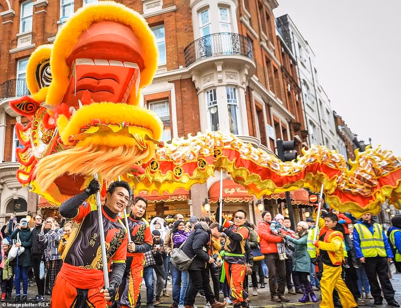 Diễu hành mừng Tết Nguyên đán đầy sắc màu ở khu Chinatown London