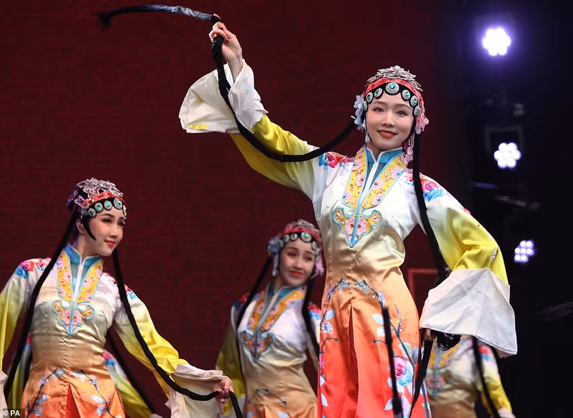 Diễu hành mừng Tết Nguyên đán đầy sắc màu ở khu Chinatown London