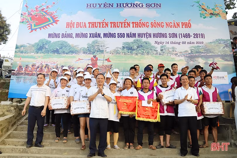 Tưng bừng lễ hội đua thuyền truyền thống trên sông Ngàn Phố