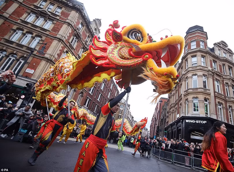 Diễu hành mừng Tết Nguyên đán đầy sắc màu ở khu Chinatown London