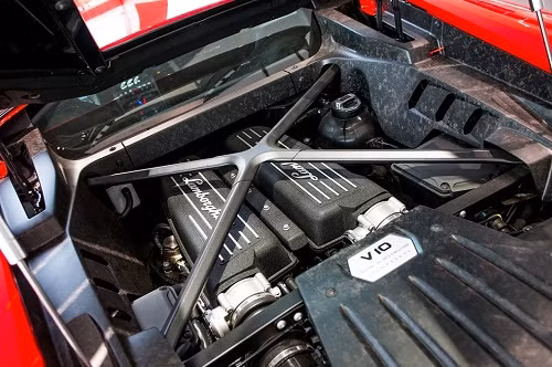 Tấm ốp khoang máy chiếc Lamborghini Huracan làm từ sợi carbon họa tiết rằn ri. Những vật liệu siêu đắt trong chế tạo xe hơi