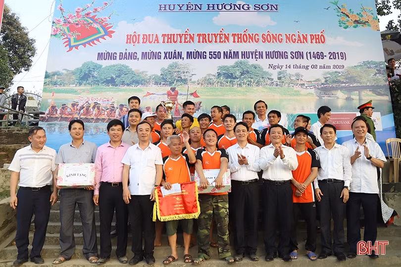 Tưng bừng lễ hội đua thuyền truyền thống trên sông Ngàn Phố