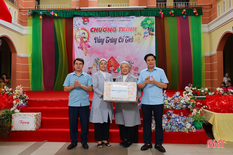 bqbht_br_phuong-nam-hong-linh-tang-qua.png