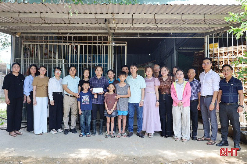 Lãnh đạo Báo và phát thanh, truyền hình Hà Tĩnh cùng các nhà hảo tâm trao quà cho mẹ con chị Nguyễn Thị Tình (thôn 4, xã Phúc Trạch).