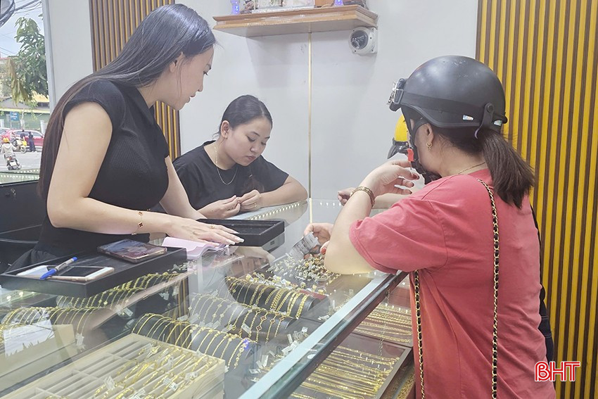 Giá vàng tại Hà Tĩnh biến động giảm mạnh trong ngày 28/10 theo đà giảm của thế giới.