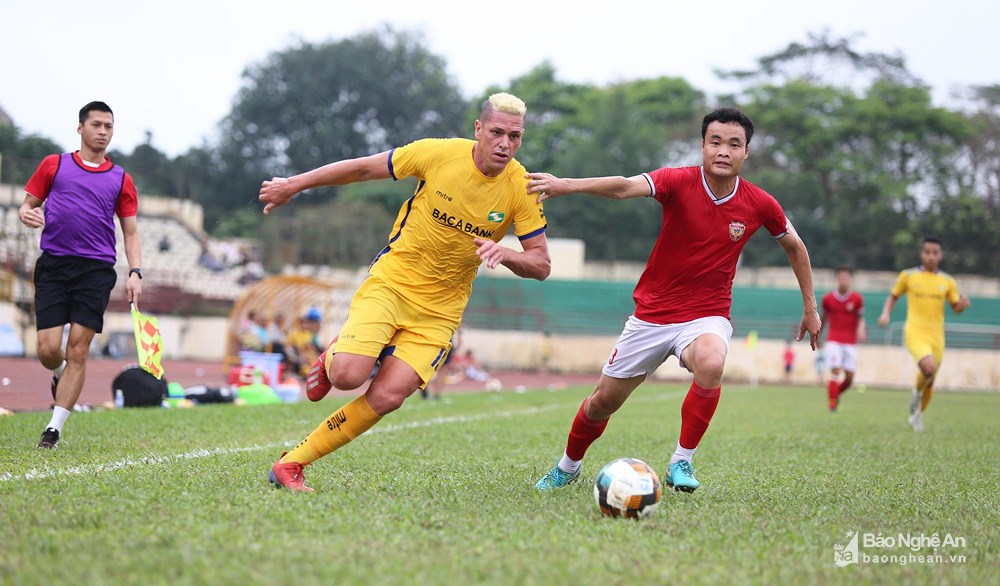 Sông Lam Nghệ An thắng chật vật Hồng Lĩnh Hà Tĩnh 3 - 2 trên sân Vinh