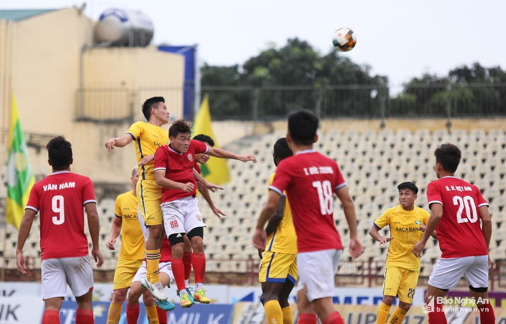 Sông Lam Nghệ An thắng chật vật Hồng Lĩnh Hà Tĩnh 3 - 2 trên sân Vinh