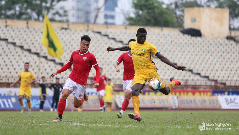 Sông Lam Nghệ An thắng chật vật Hồng Lĩnh Hà Tĩnh 3 - 2 trên sân Vinh