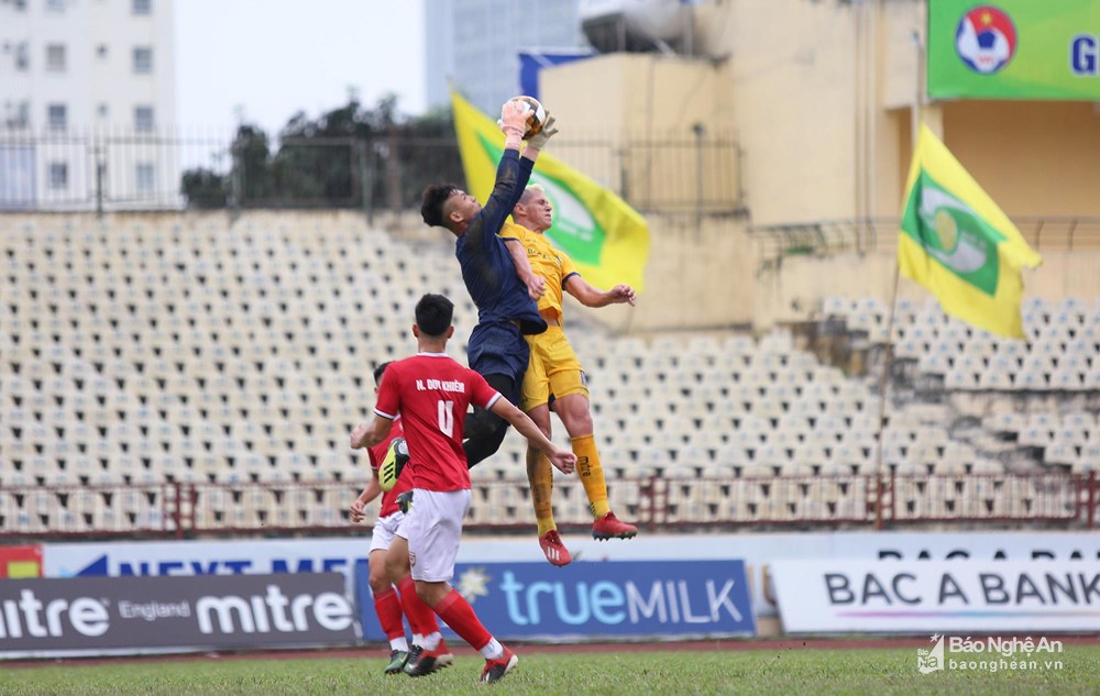Sông Lam Nghệ An thắng chật vật Hồng Lĩnh Hà Tĩnh 3 - 2 trên sân Vinh
