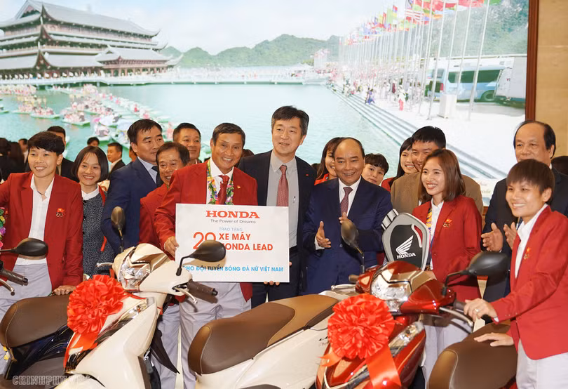 Hình ảnh Thủ tướng Nguyễn Xuân Phúc gặp các đội tuyển bóng đá Việt Nam