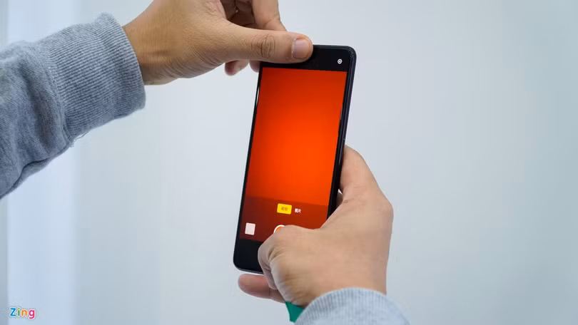 Smartphone đầu tiên có camera dưới màn hình, bỏ hết cổng kết nối