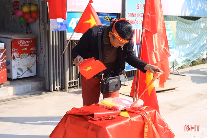 Người hâm mộ Hà Tĩnh dựng màn hình lớn, chuẩn bị cờ đỏ sao vàng tiếp lửa U22 Việt Nam