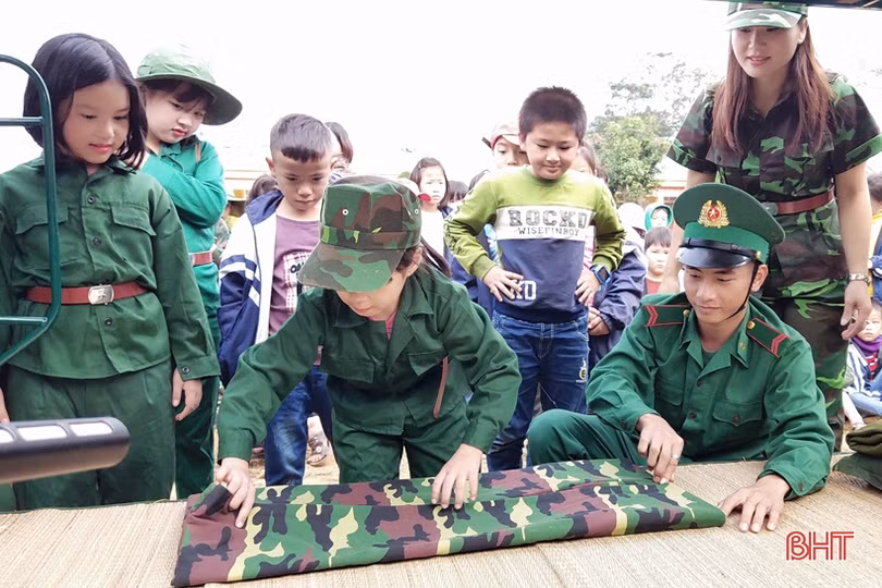 Cô trò Hà Tĩnh trải nghiệm “chúng em làm chiến sỹ biên phòng”