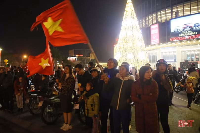 Người hâm mộ Hà Tĩnh mừng chiến thắng của thầy trò Park Hang Seo