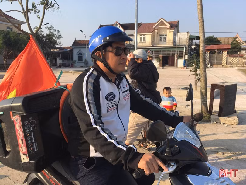 Người hâm mộ Hà Tĩnh dựng màn hình lớn, chuẩn bị cờ đỏ sao vàng tiếp lửa U22 Việt Nam