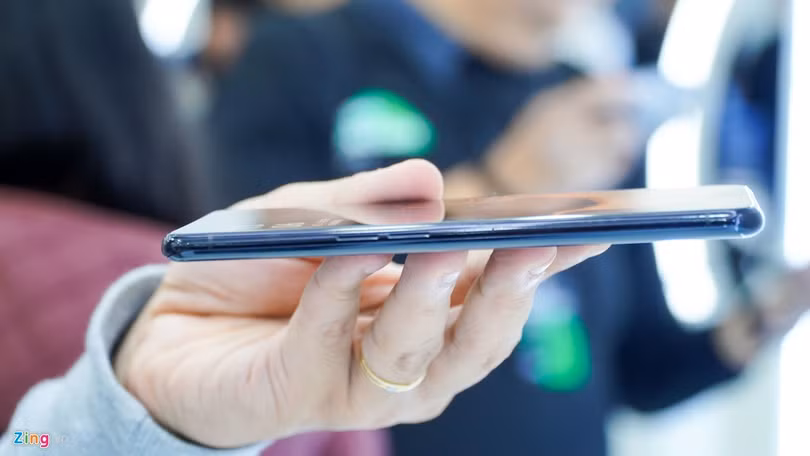 Smartphone đầu tiên có camera dưới màn hình, bỏ hết cổng kết nối