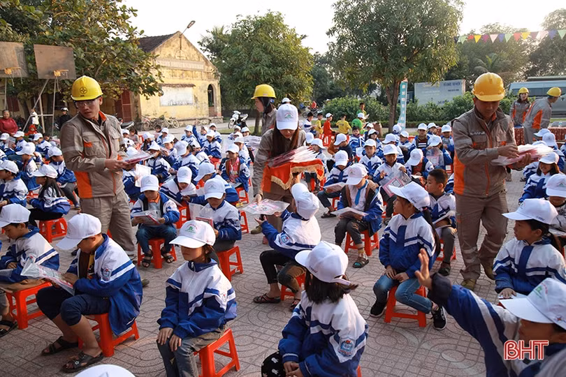 Học sinh Hà Tĩnh thích thú với “Trường tiểu học chung tay tiết kiệm điện”