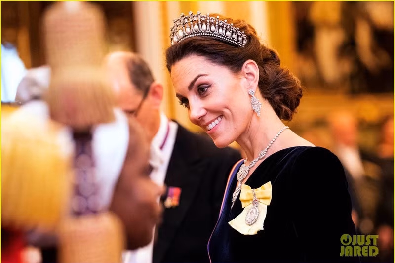 Ngắm Công nương Kate Middleton đội vương miện của Công nương Diana