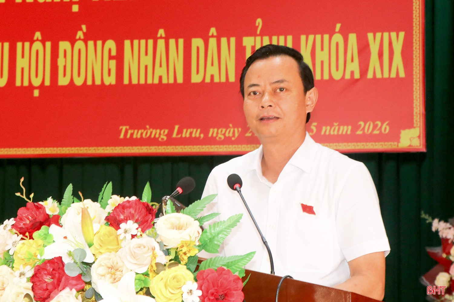 Ông Hà Văn Hùng - Trưởng ban Tuyên giáo và Dân vận Tỉnh uỷ tiếp thu ý kiến cử tri.