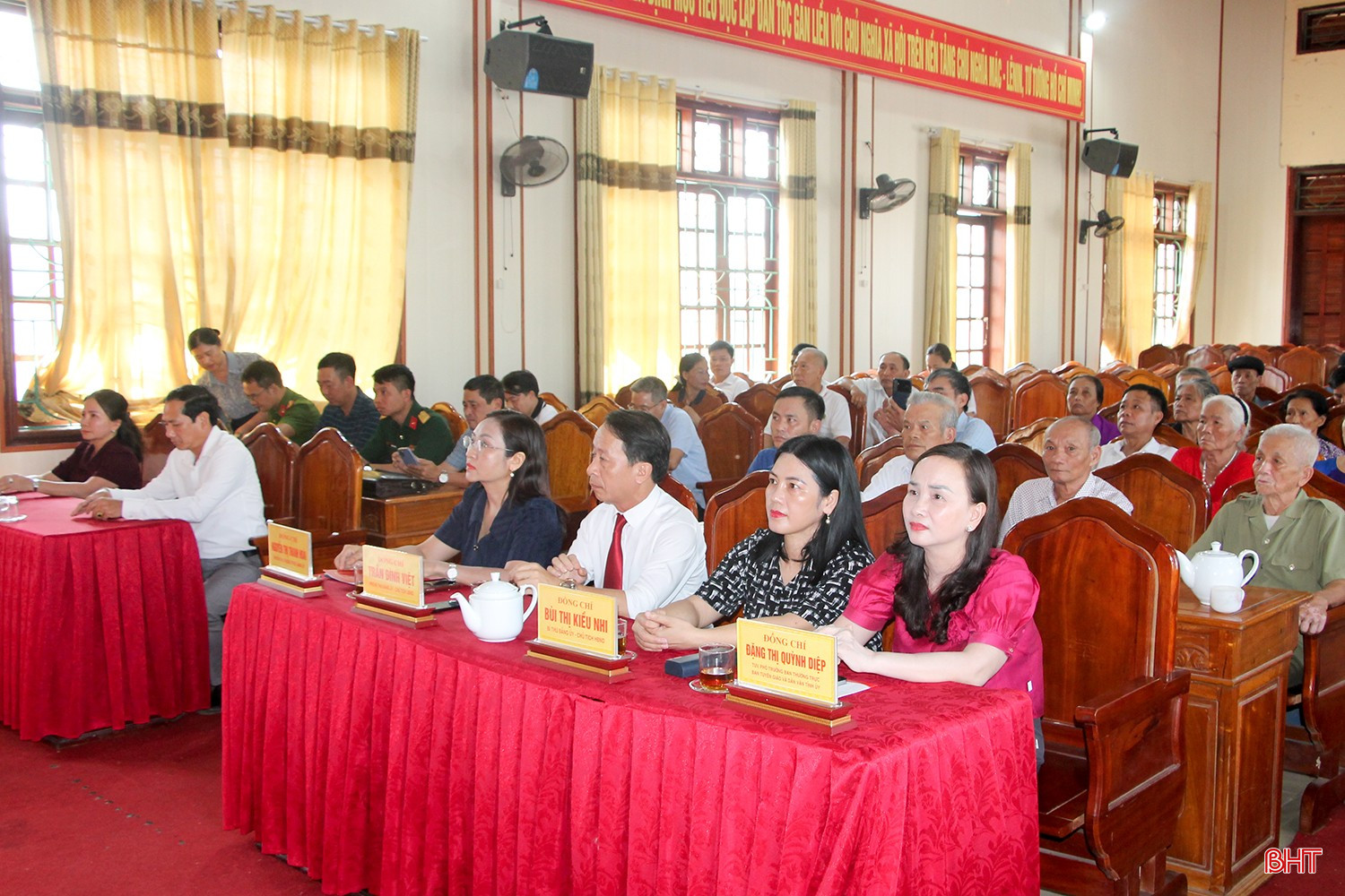 Đại biểu tham dự buổi lễ.