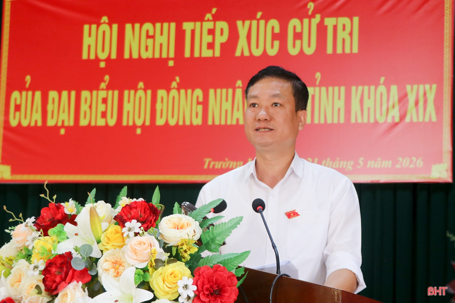 Ông Lê Ngọc Hà, Ban Kinh tế - Ngân sách HĐND tỉnh báo cáo các nội dung liên quan tại hội nghị.