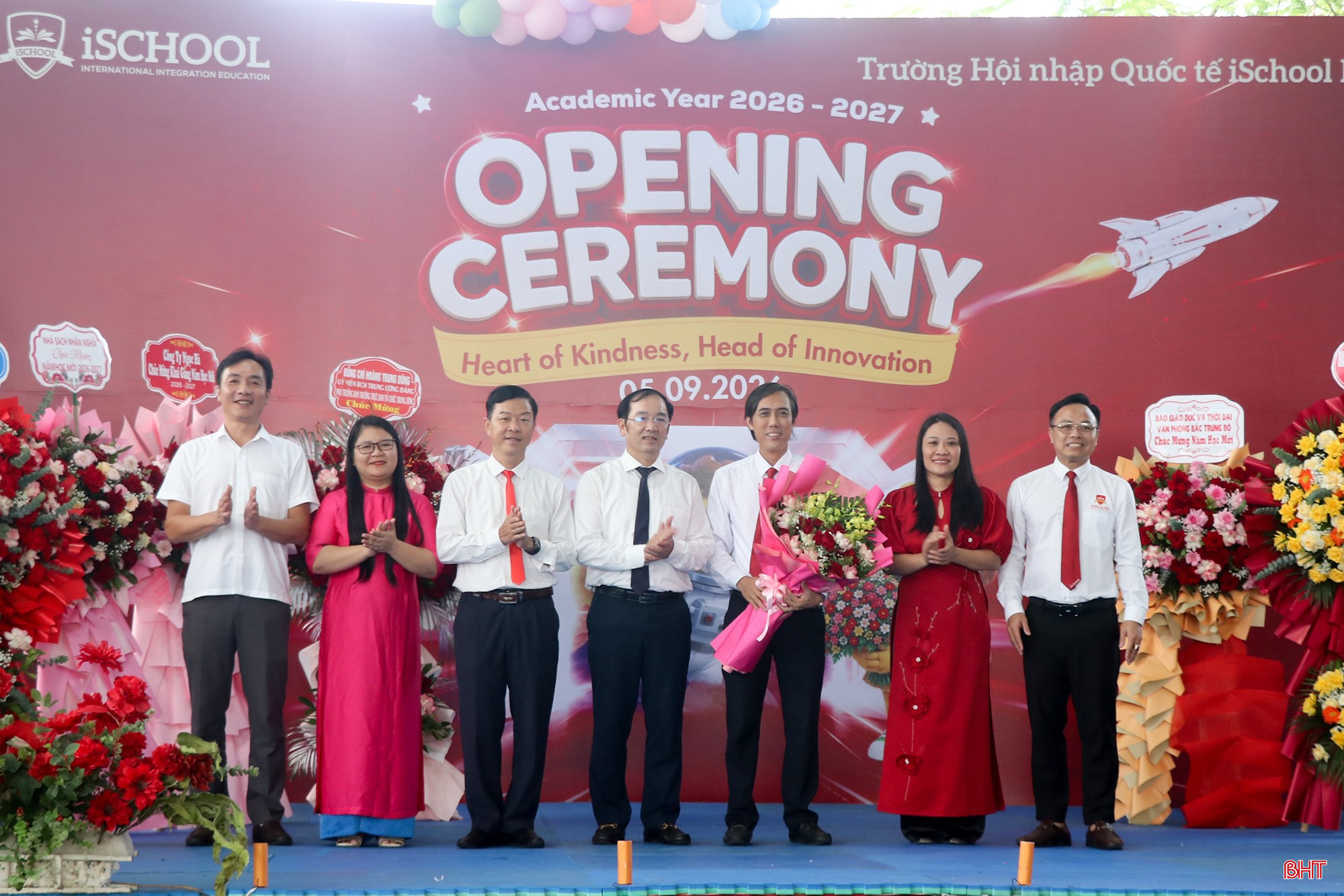 Lãnh đạo phường Thành Sen tặng hoa, chúc mừng tập thể nhà trường nhân dịp khai giảng năm học mới 2026 - 2027.