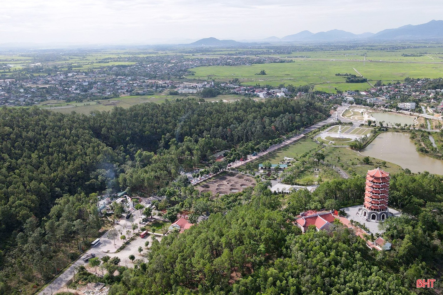 Mỗi năm, Khu di tích lịch sử quốc gia đặc biệt Ngã ba Đồng Lộc đón hàng trăm nghìn lượt du khách về dâng hương. bqbht_br_14.jpg