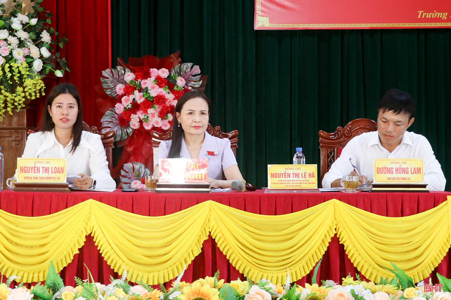 Chủ trì hội nghị.