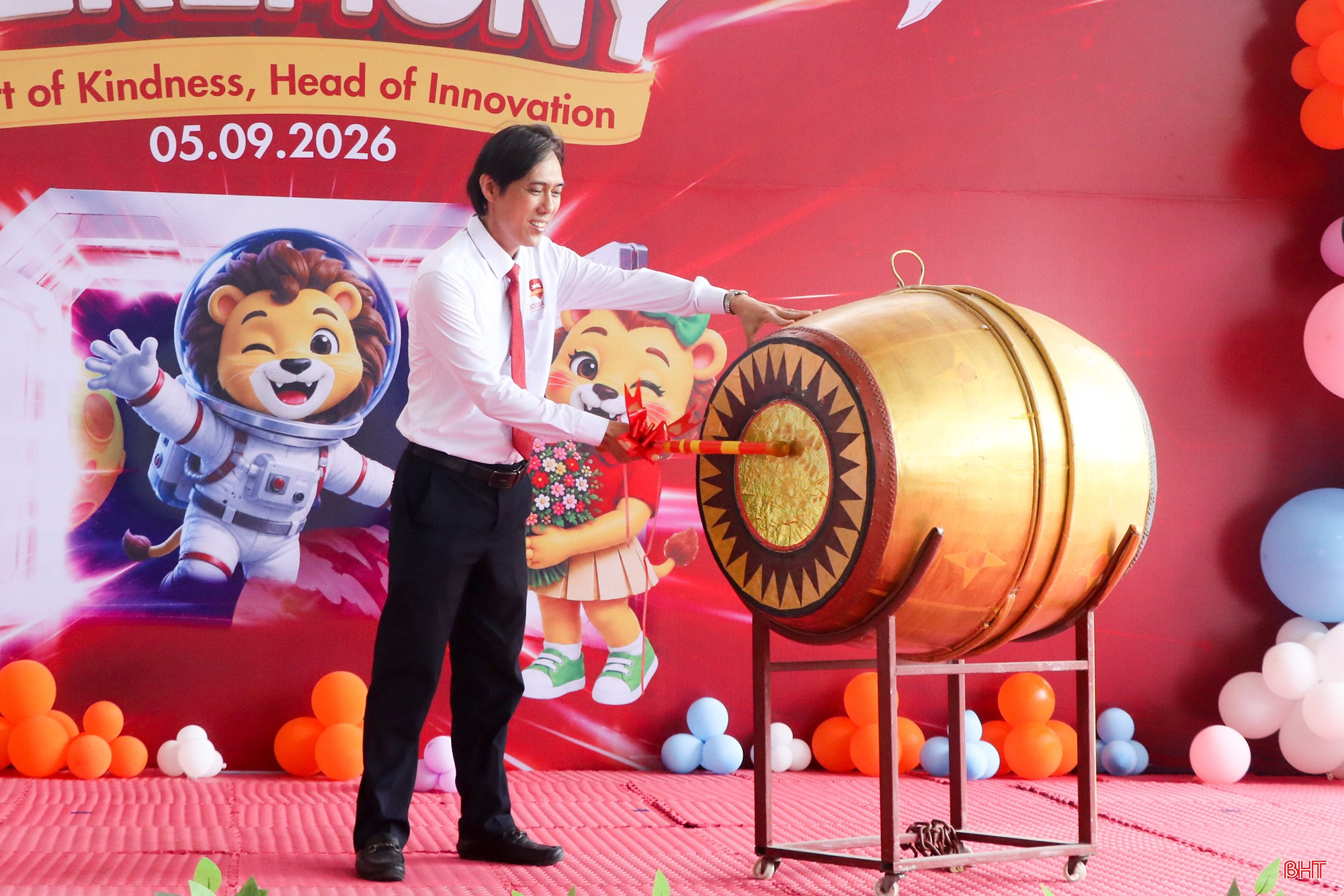 Thầy Trần Hải Ngọc - Hiệu trưởng Trường Hội nhập quốc tế iSchool Hà Tĩnh đánh trống khai trường.