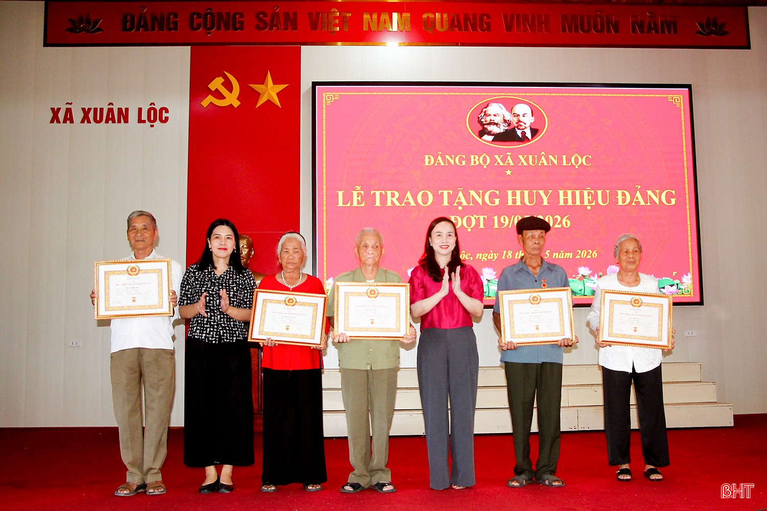 Phó Trưởng ban Thường trực Ban Tuyên giáo và Dân vận Tỉnh ủy Đặng Thị Quỳnh Diệp và lãnh đạo xã Xuân Lộc trao huy hiệu Đảng cho đảng viên.